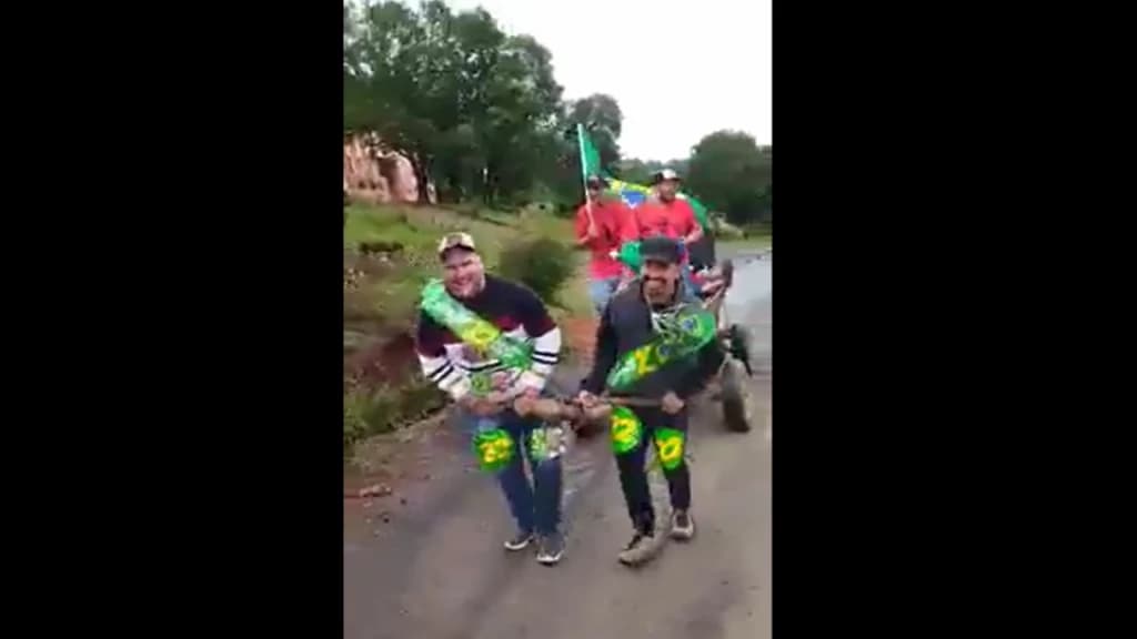 VÍDEO: Bolsonaristas puxam carroça para pagar aposta eleitoral em SC