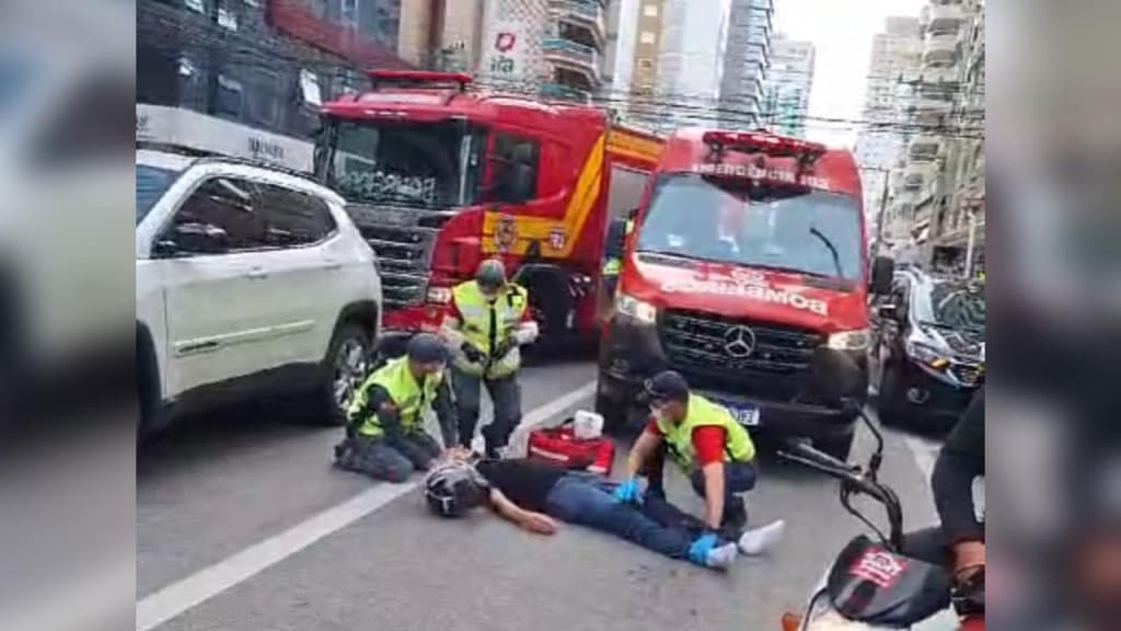 Motociclista sofre convulsão após acidente com carro em Itapema
