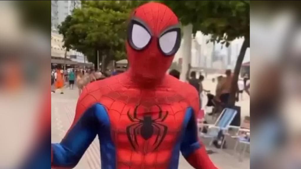 Turista pede ajuda ao Homem-Aranha durante briga em praia, de  Balneário Camboriú