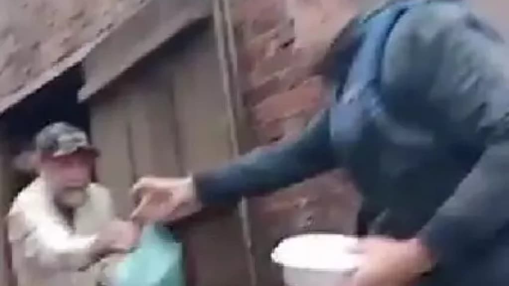 GRATIDÃO: Idoso retribuí ajuda de voluntários durante enchente com cacho de banana no RS