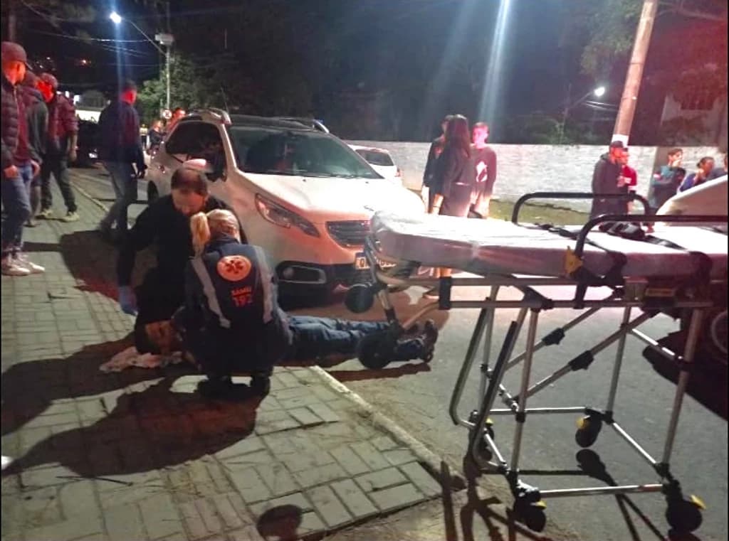 BOMBINHAS: Jovem é alvejado por disparos de arma de fogo