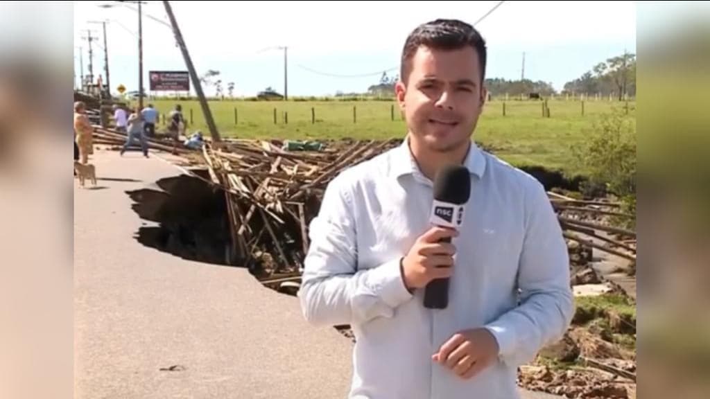 Repórter quase é atingido por poste em SC: “Defesa Civil disse que era seguro”
