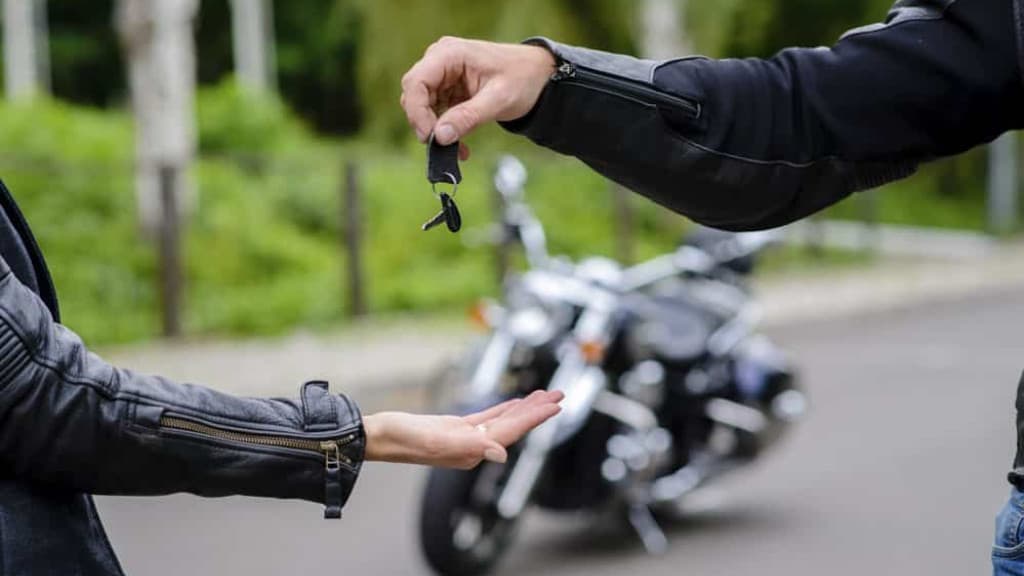 Servidora acusada de desviar verba para comprar moto tem bens bloqueados