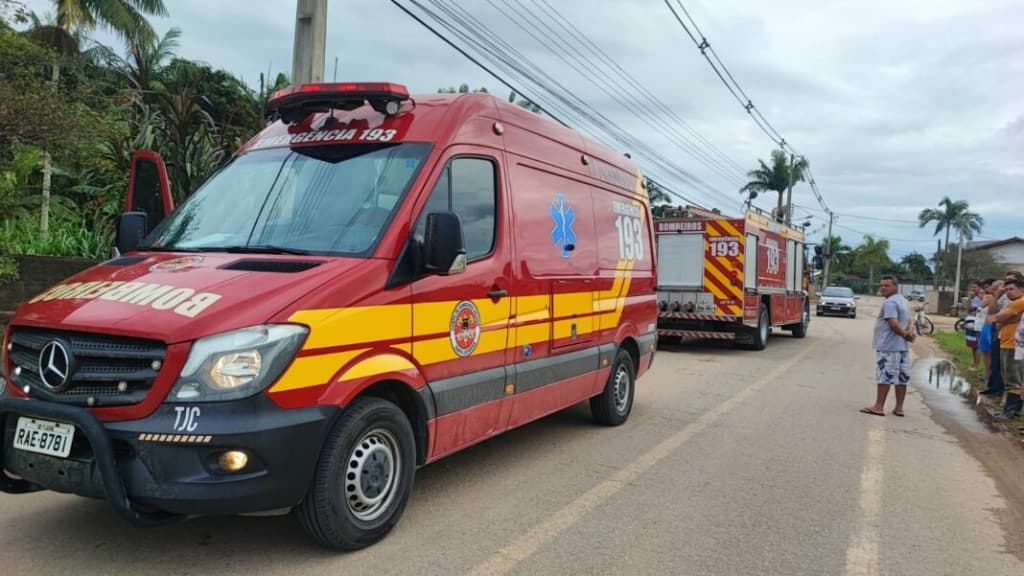 Motociclista escapa por pouco da morte após colidir com poste em Tijucas