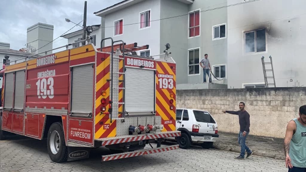 Em surto, mulher ateia fogo em residência de Tijucas com crianças dentro
