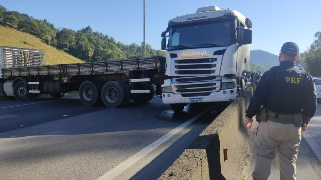 Acidente entre carreta, motocicleta e caminhão deixa BR-101 totalmente bloqueada