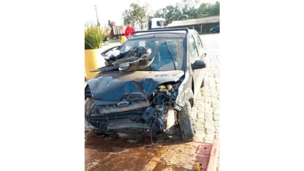 Carro desgovernado invade posto de Canelinha
