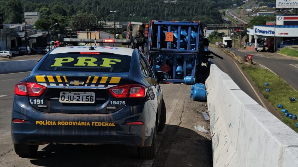 Caminhão carregado com botijões de gás tomba entre na BR-480