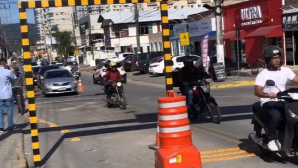 Caminhão bate em placa após uma hora da liberação de ponte entre a Meia Praia e Perequê