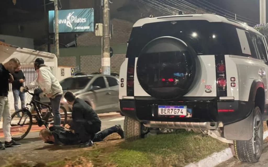 Motorista bêbado deixa rastro de destruição em avenida de Balneário Camboriú