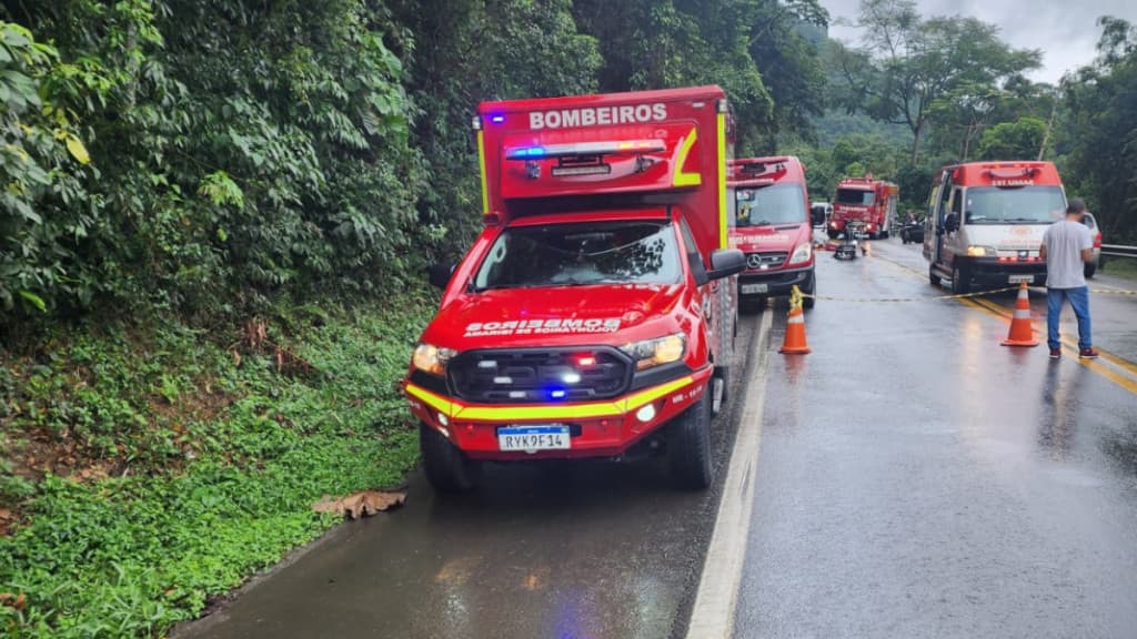 Acidente entre veículos deixa uma pessoa morta e outras duas feridas na BR-470