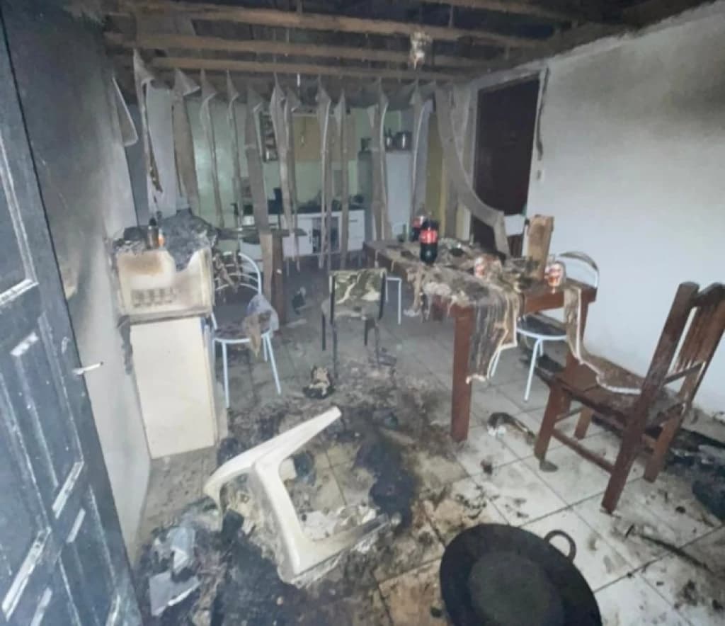 Oito pessoas são hospitalizadas após casa pegar fogo em SC