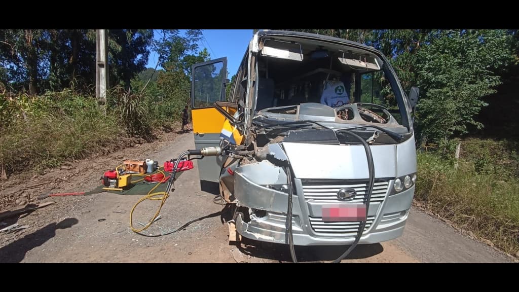 Adolescente fica ferido em colisão entre ônibus escolar e caminhão