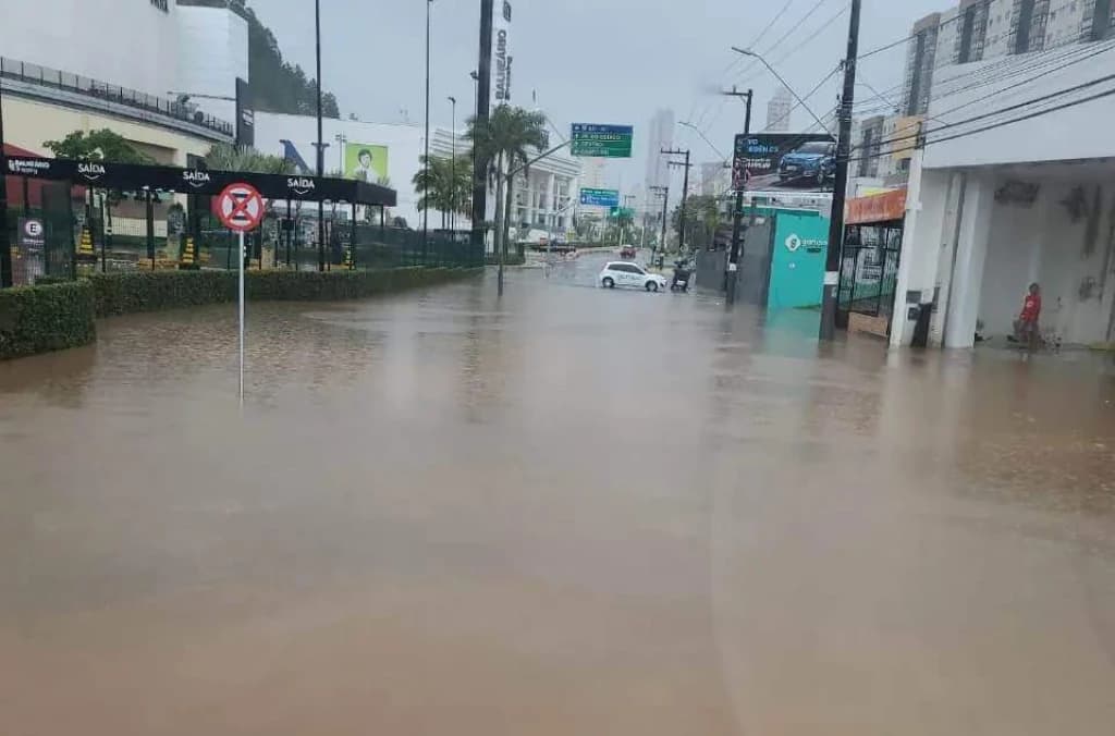 Forte chuva em Balneário Camboriú causa alagamentos nesta sexta (20)