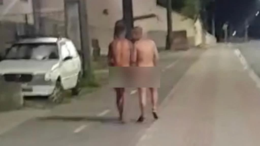 Após noitada, prostitutas fazem homens saírem peladões: “não paga a conta, dá nisso”