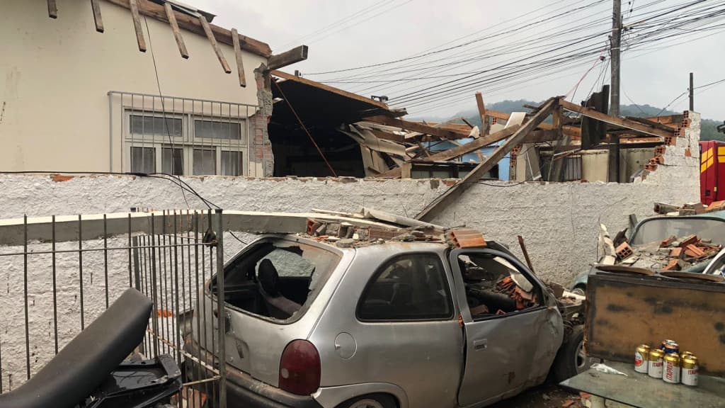 URGENTE: Explosão de gás destrói casa e deixa vítima presa em escombros