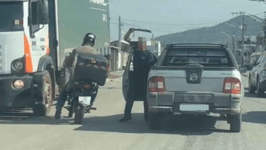 Briga de trânsito entre motoboy e motorista termina com golpe de facão