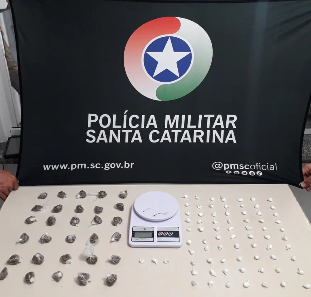 Mulher é presa vendendo drogas em frente a crianças e moradores de Itapema