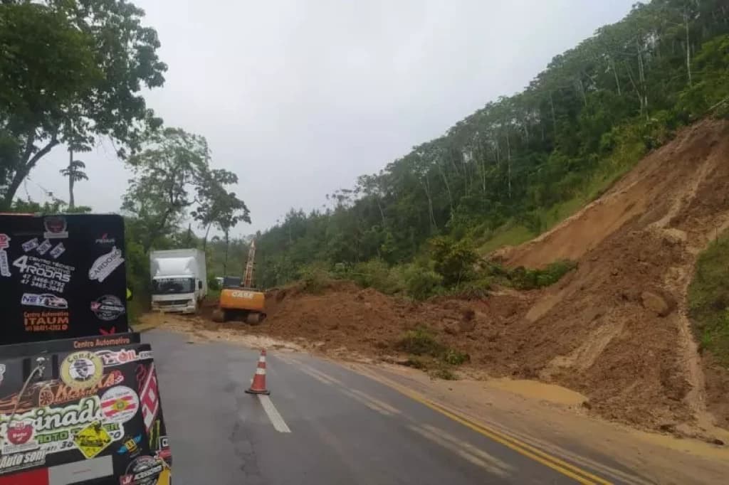 Deslizamento de terra bloqueia BR-280 em Corupá