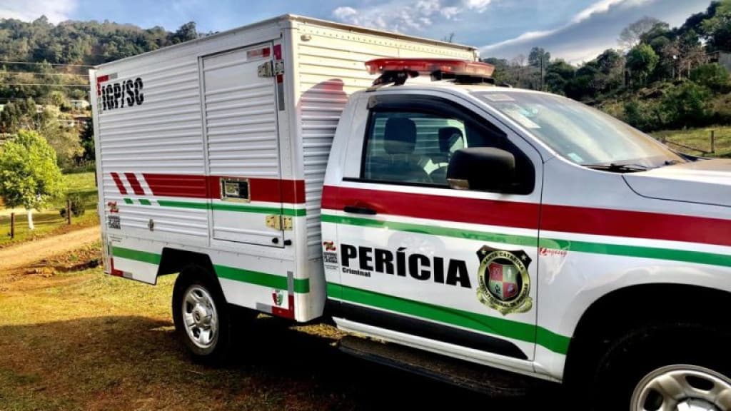 Mulher é encontrada morta com sinais de violência em estrada de SC