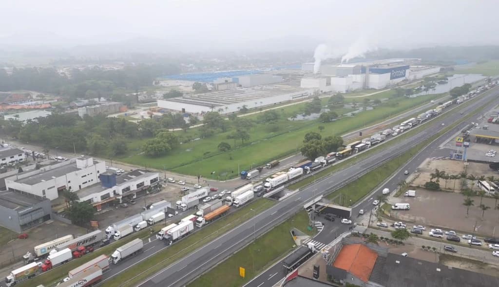 Santa Catarina tem três trechos interditados na BR-101 por conta de alagamentos