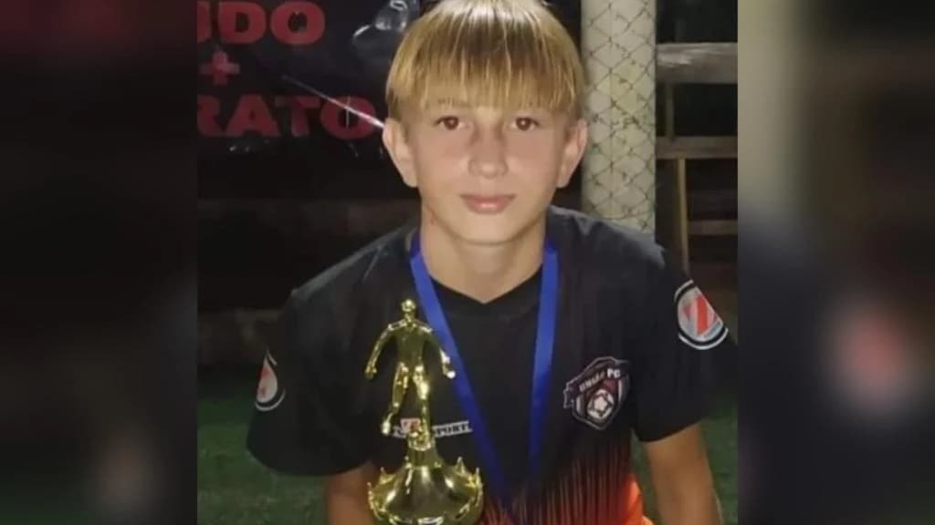 Adolescente de 14 anos morre após ser atingido por trave em campo de futebol