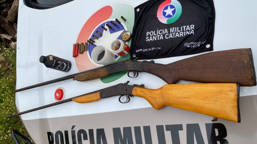 Adolescente de 14 anos é apreendido após tentar matar mãe com facão por recusa a ir à escola