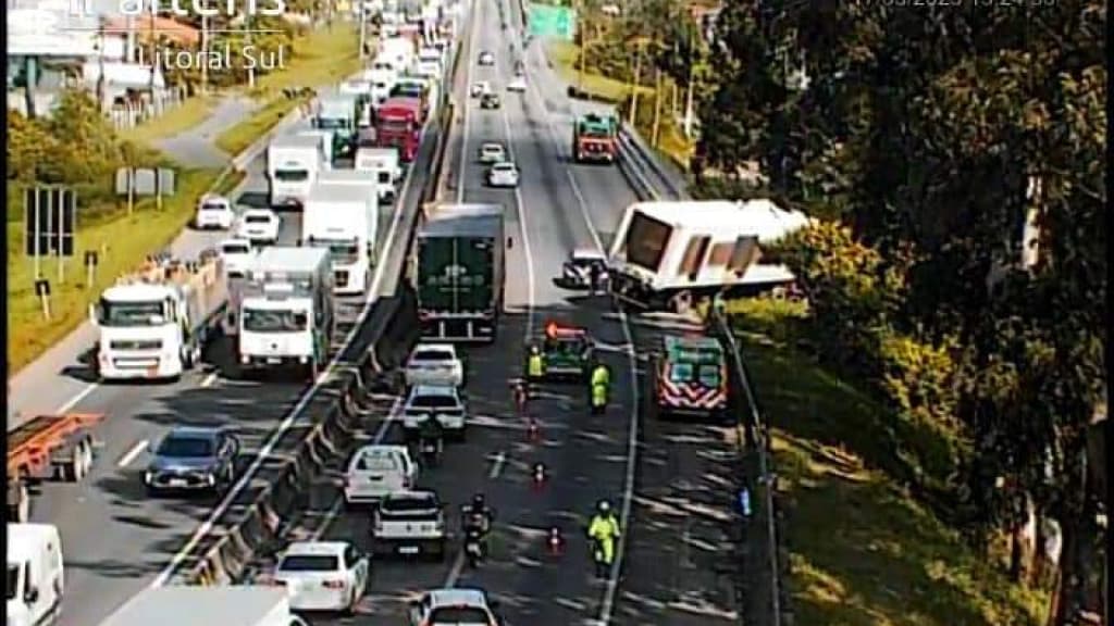 Caminhão perde o controle e causa engarrafamento na BR-101 em Itajaí