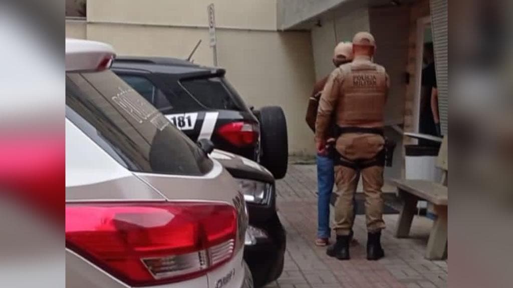 Idoso é preso após mostrar genital e passar a mão em criança de Porto Belo