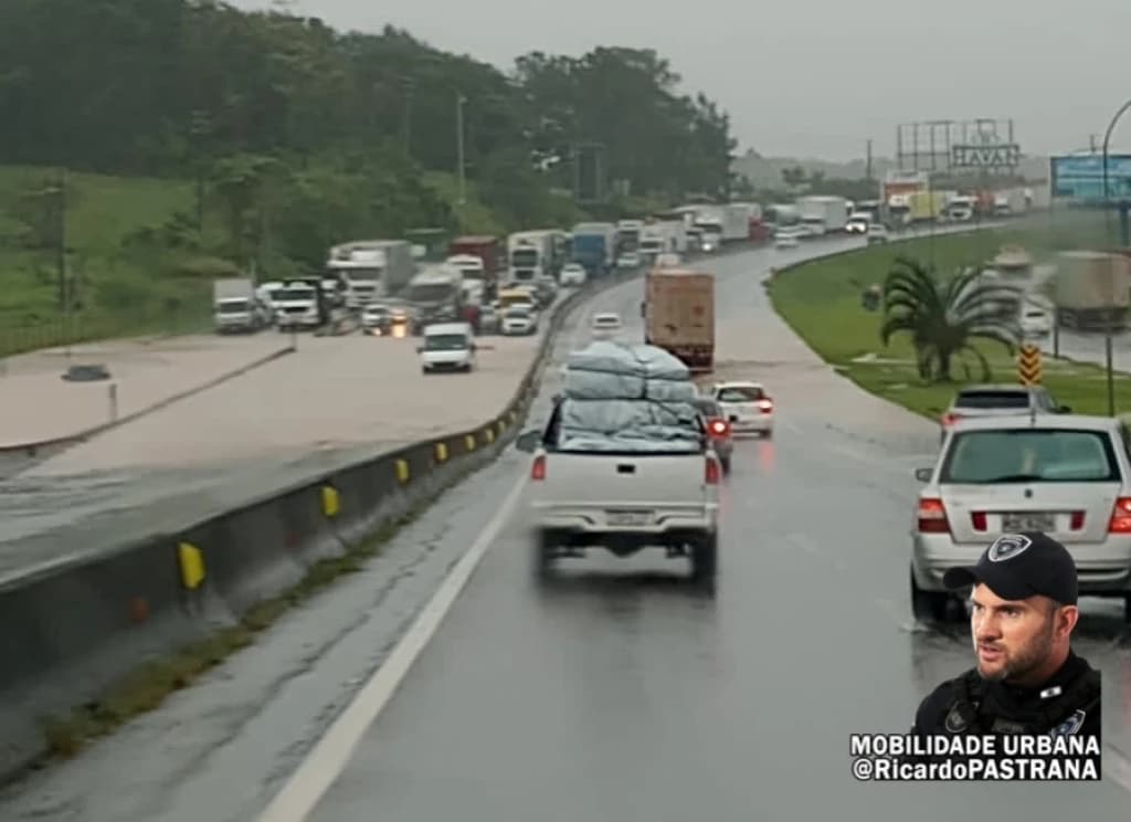 Confira quais pontos das rodovias de SC estão bloqueados: