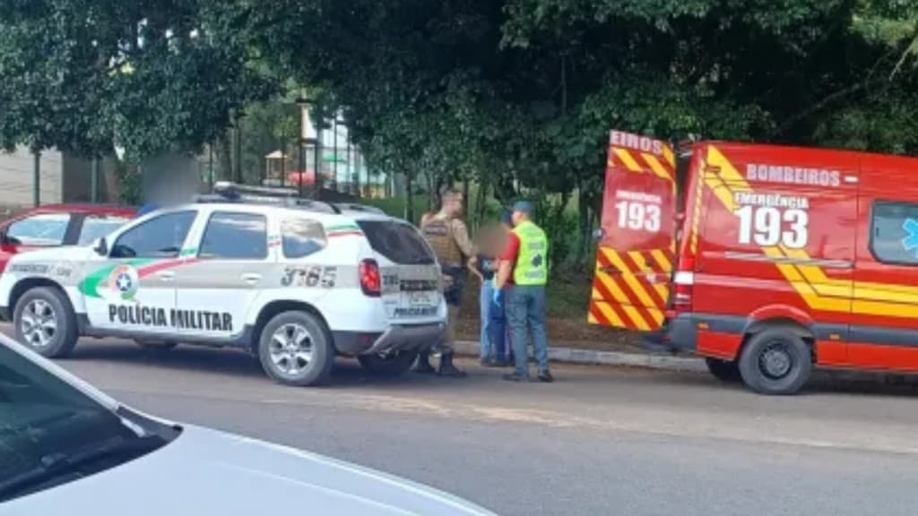 Acidente entre carro e moto deixa ferido no centro de São João Batista