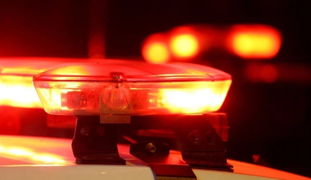 Marido bêbado apavora família e esposa se tranca no quarto com a filha
