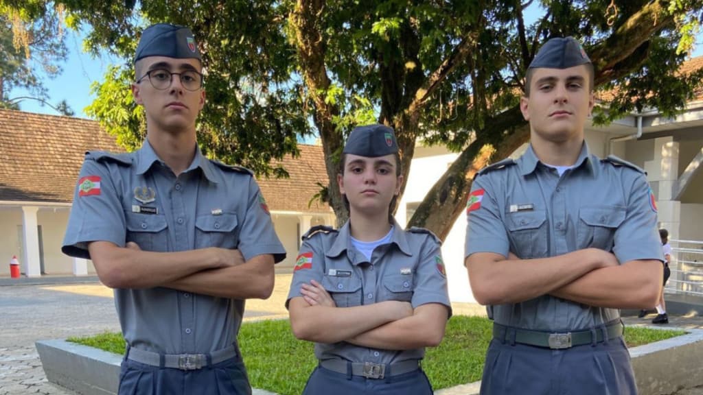 Estudantes do Colégio Militar de Blumenau realizam ato heroico ao socorrer idosa