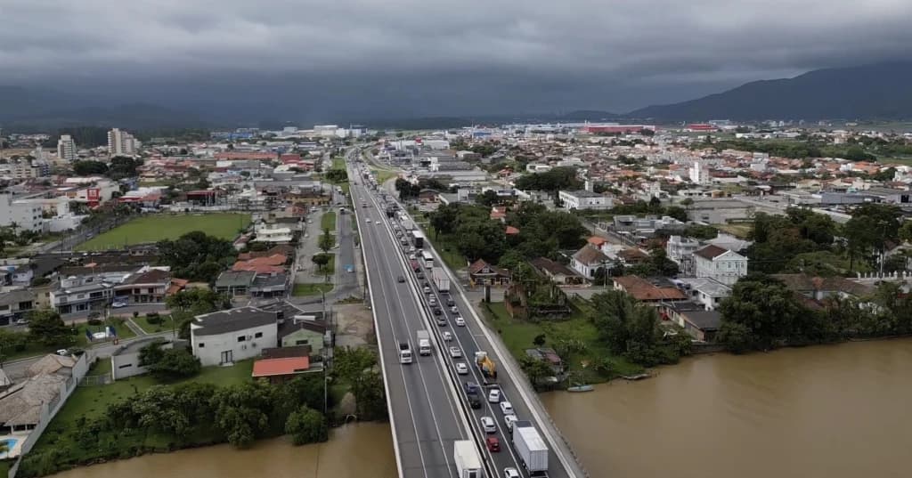 VÍDEO – Fila gigante já passa de 32 km e deixa motoristas presos na BR-101 em SC