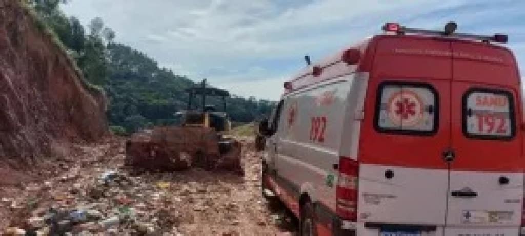 Motorista tem cabeça prensada em caminhão de lixo, em São João Batista