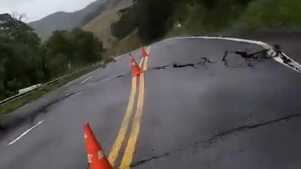 Chuvas causam rachaduras e buracos na SC-114, na Serra Catarinense