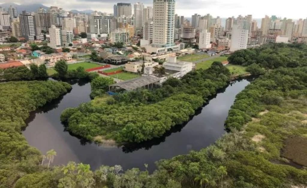 Após fortes chuvas, rios de Itapema passam por desassoreamento