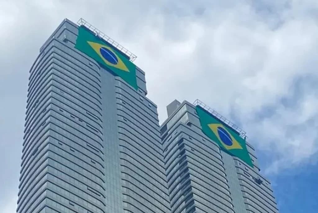 Prédio do Neymar nega referência partidária e diz que bandeiras são para Copa