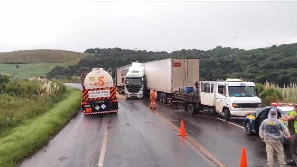 Caminhoneiro morre após colisão entre duas carretas na BR-153