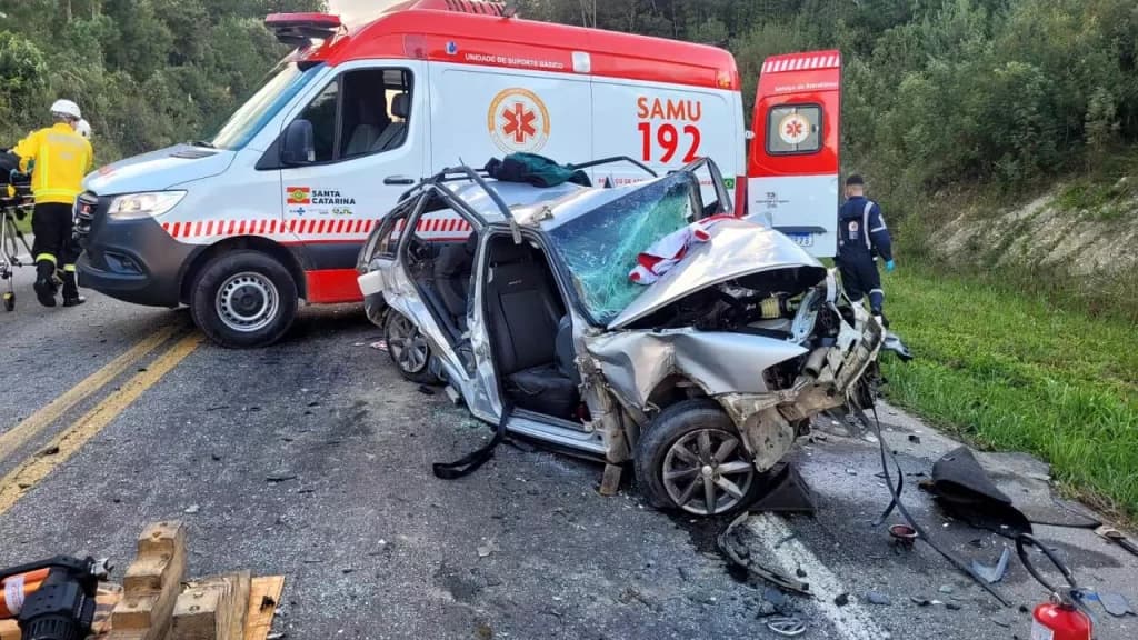 Colisão frontal entre dois veículos deixa uma pessoa morta e quatro feridos na BR-282
