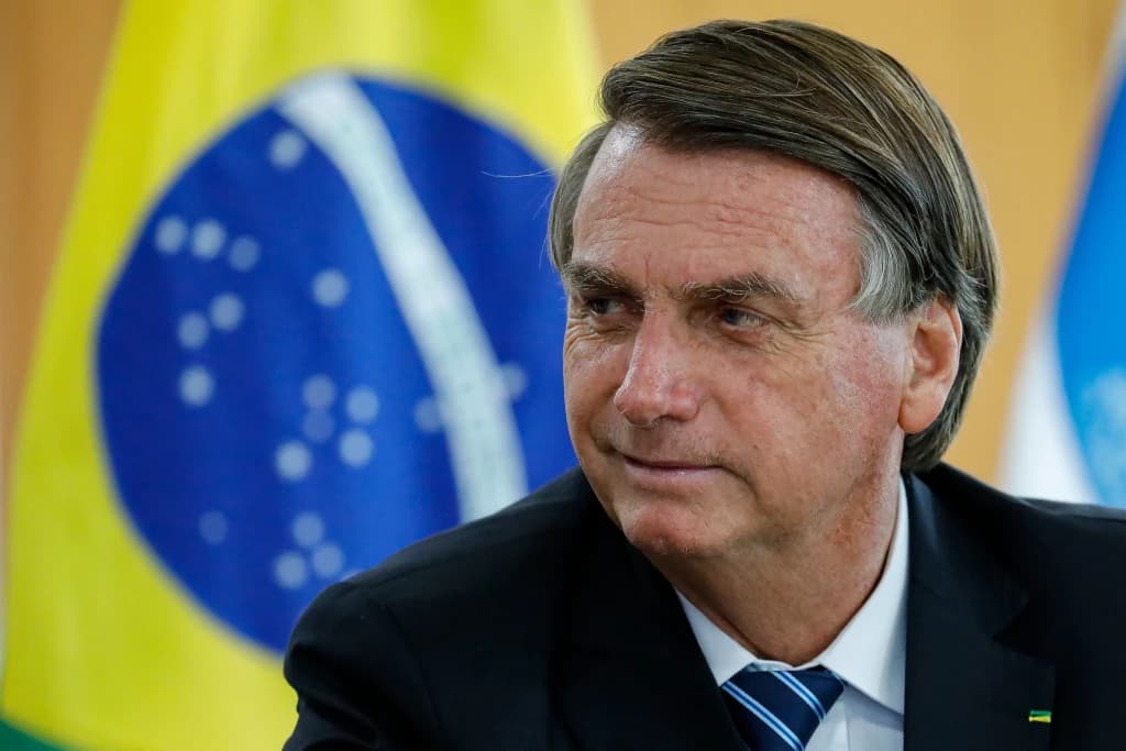 Após período recluso, Bolsonaro volta a trabalhar do Planalto