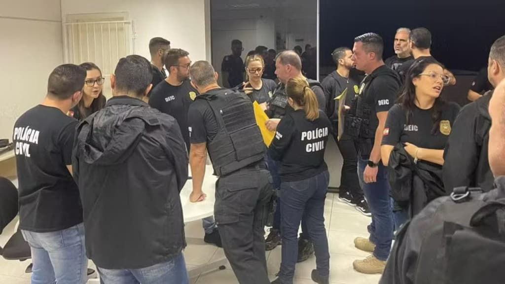 Prefeito é alvo de investigação por fraude em licitação e abastecimento de veículos, em SC