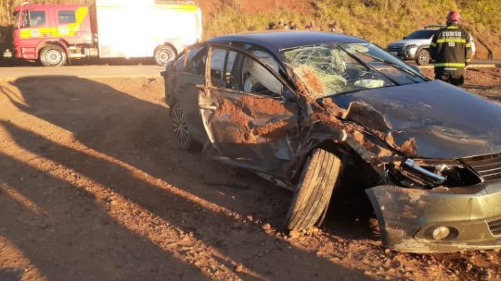 Passageiro morre após ser ejetado de veículo em grave acidente na BR 163