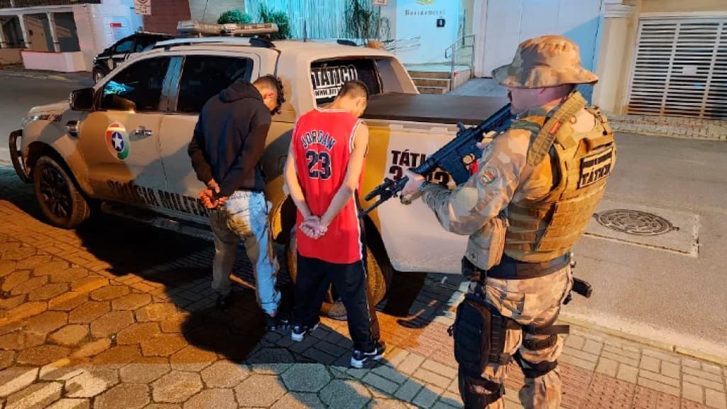 Adolescentes são apreendidos com drogas em Itapema