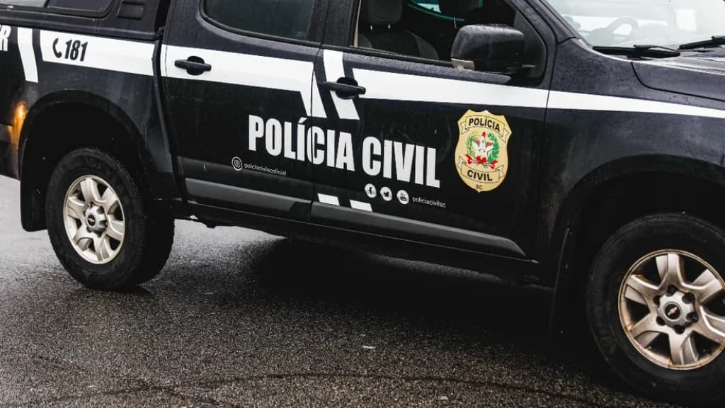 Homem foi morto com 24 facadas pela esposa e filho, diz polícia