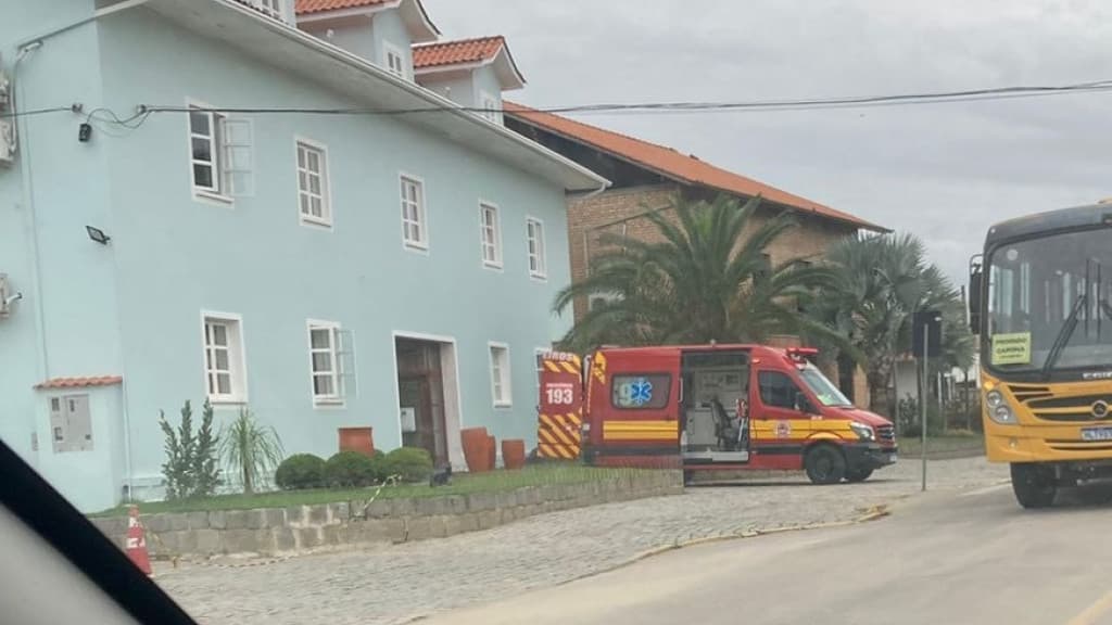 URGENTE: Homem precisa de resgate ao despencar de telhado em Canelinha