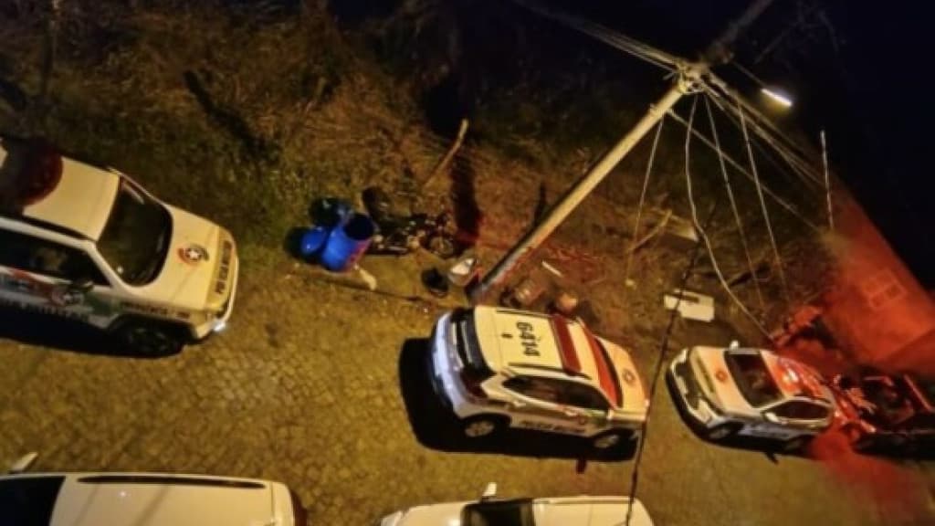 Bebê recém-nascido é encontrado enterrado e enrolado em saco de lixo