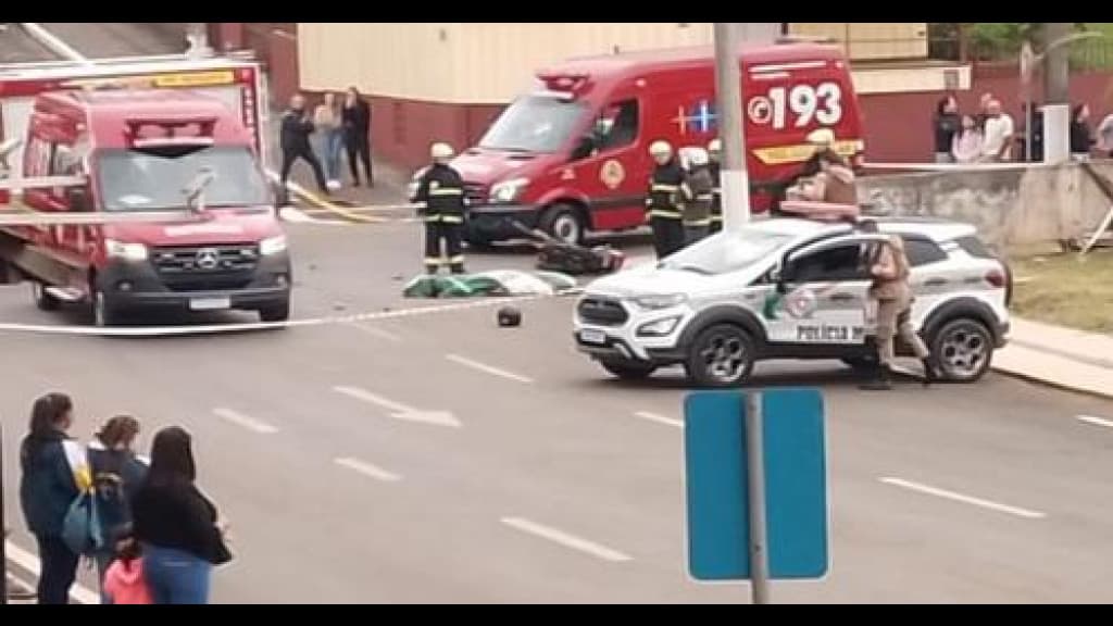 Motociclista morre após colisão com ambulância