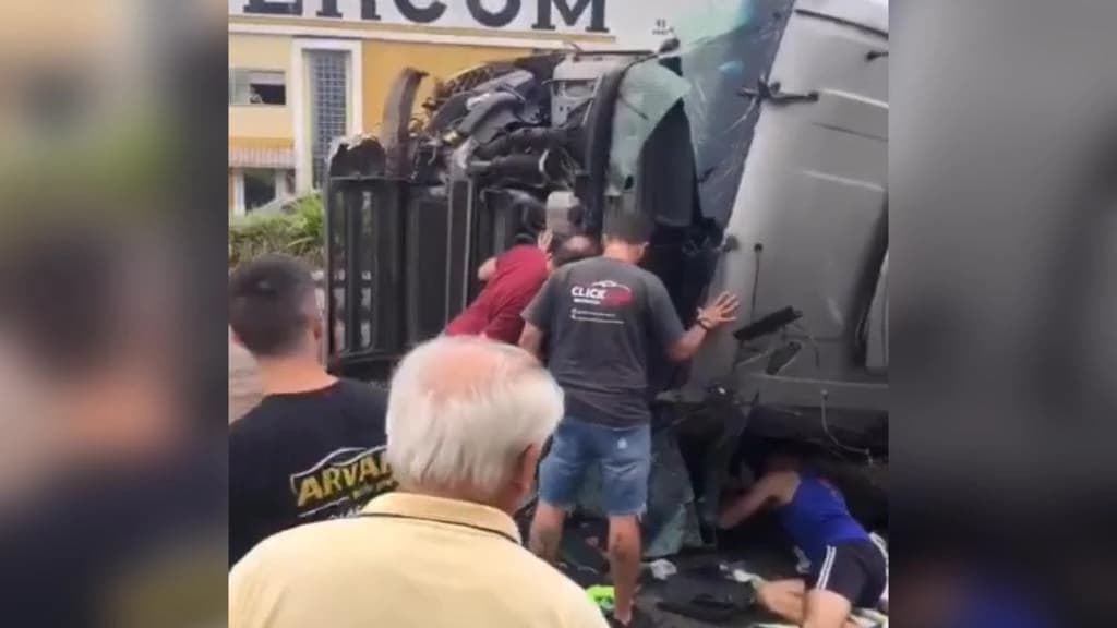 Carreta cegonha cai de viaduto na BR-101 e interrompe trânsito, em São José
