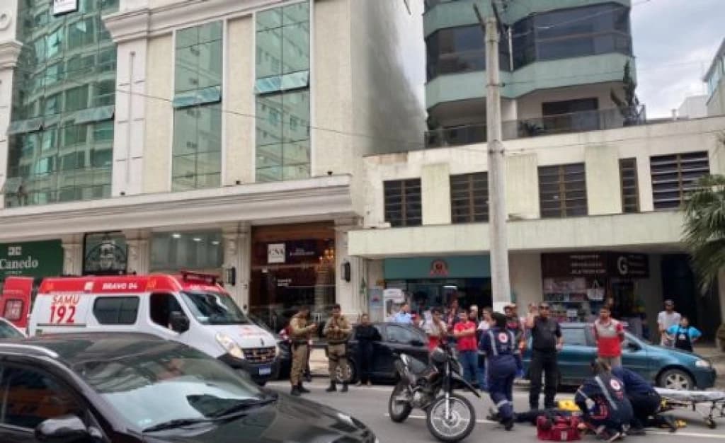 Motociclista sofre queda e acaba atropelado por caminhão em Itapema